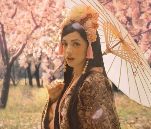 Dirigido por ella y con una esttica japonesa, Mon Laferte presenta el video 